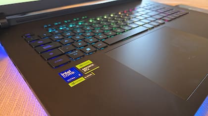 El teclado RGB retroiluminado de la notebook gamer ROG Strix Scar 18 de Asus