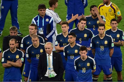 El técnico argentino Alejandro Sabella y el delantero y capitán de Argentina Lionel Messi (derecha) reaccionan tras perder la final de la Copa Mundial de la FIFA 2014 entre Alemania y Argentina en el Estadio Maracaná de Río de Janeiro el 13 de julio de 2014