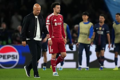 El técnico Arne Slot y Curtis Jones otros de los apuntados para salir de Liverpool. (AP Foto/Thibault Camus)