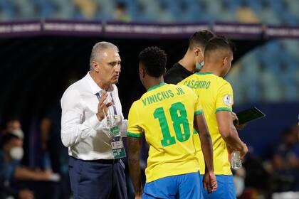 El técnico brasileño Tite da instrucciones a sus jugadores durante un partido de fútbol de la Copa América contra Ecuador en el estadio Olímpico de Goiania, Brasil, el domingo 27 de junio de 2021.