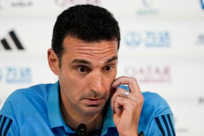 El técnico de Argentina Lionel Scaloni durante una rueda de prensa en la víspera del partido contra Polonia por el Grupo C del Mundial, el martes 29 de noviembre de 2022. (AP Foto/Jorge Saenz)