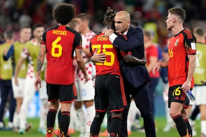 El técnico de Bélgica Roberto Martínez abraza al belga Jeremy Doku tras el empate 0-0 contra Croacia en el partido por el Grupo F del Mundial, el jueves 1 de diciembre de 2022, en Rayán, Qatar. (AP Foto/Thanassis Stavrakis)
