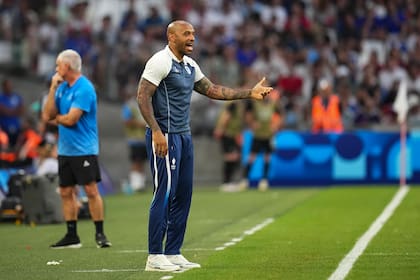 El técnico de Francia Thierry Henry da indicaciones durante el partido contra Nueva Zelanda por el Grupo A de los Juegos Olímpicos en el Velodrome, en Marsella