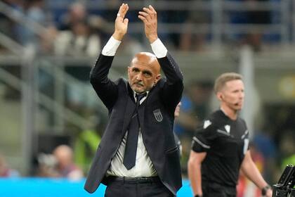 El técnico de Italia Luciano Spalletti aplaude al público tras la victoria 2-1 ante Ucrania en las eliminatorias de la Eurocopa