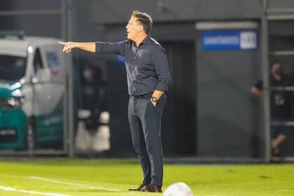 El técnico de Paraguay Eduardo Berizzo imparte instrucciones a sus jugadores durante el partido contra Colombia por las eliminatorias del Mundial, el domingo 5 de septiembre de 2021, en Asunción. (AP Foto/Jorge Saenz)