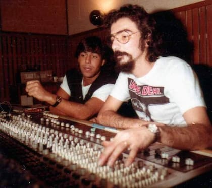El técnico de sonido Luis Brozzoni, en los viejos estudios CBS, en los años 80