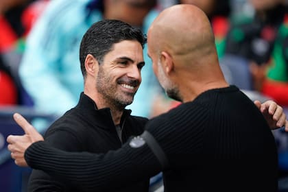 El técnico del Arsenal Mikel Arteta saluda al entrenador del Manchester City Pep Guardiola antes del encuentro de la Premier League