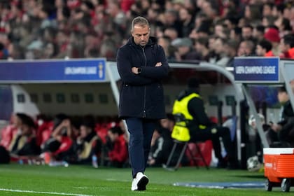 El técnico del Barcelona Hansi Flick durante el partido contra Benfica por los octavos de final de la Champions League, el miércoles 5 de marzo, en Lisboa