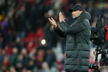 El técnico del Liverpool, Jürgen Klopp, y una acción repetida en varios partidos: el aplauso a los aficionados del equipo en Anfield.