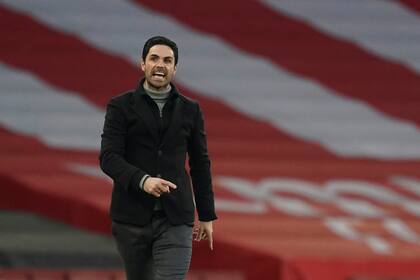 El técnico español del Arsenal, Mikel Arteta, hace gestos en la línea de banda. ¿Seguirá en Arsenal?