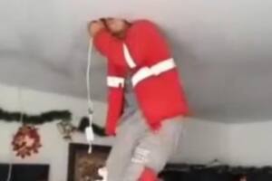 El técnico realizaba una instalación cuando, por un error de cálculo, su cabeza quedó atascada en el techo (Foto: alertabogota_ / Instagram)