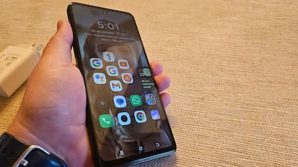 El Tecno Spark 20 Pro tiene una pantalla LCD de 6,7 pulgadas con tasa de refresco de 120 Hz y parlantes estéreo