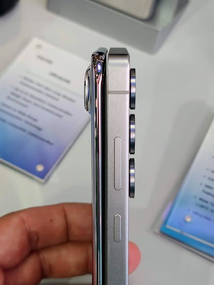 El Tecno Spark Slim (5,75mm de grosor) y el Galaxy S25 Ultra (8,2 mm de grosor); el iPhone 17 Air tendría un grosor similar al Tecno; el iPhone 17 Pro Max, al del Samsung