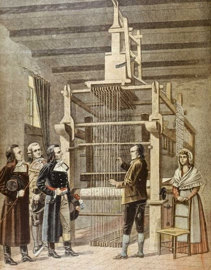 El tejedor e inventor Joseph Marie Jacquard demostrando su telar con tarjetas perforadas que contienen las instrucciones del patrón, lo que marcó el nacimiento de las computadoras modernas