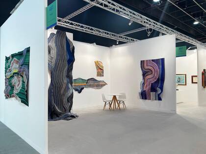 El tejido como capas de piel superpuestas y el rescate emotivo de las técnicas ancestrales llamaron la atención de la curadora