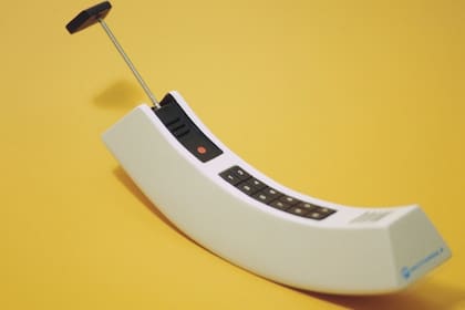 El teléfono banana, uno de los prototipos que Motorola creó pensando en el primer celular
