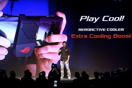 El teléfono con el ventilador externo y con los índices del usuario aprovechando los sensores de ultrasonido en los bordes