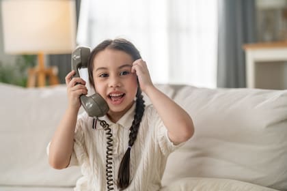 El teléfono de línea causa sorpresa pero también interés por usarlo entre los más chicos