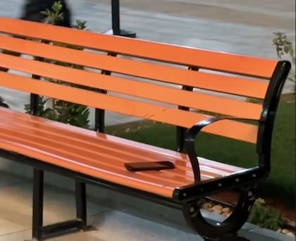 El teléfono del tiktoker en el banco en las afueras del estadio (Foto: @johnnellis_)