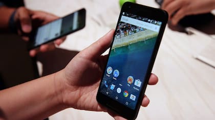 El teléfono Nexus 5X, fabricado por LG, durante la presentación de Google