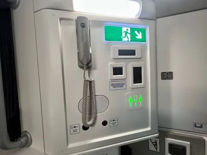 El teléfono, que conecta con la cabina de mano, está al alcance de todos en el área de descanso