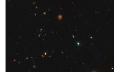 El Telescopio Espacial James Webb de la NASA captó imágenes del universo donde aparecen puntos rojos (Fuente: Darech Watson/JWST)