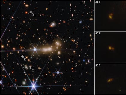 El telescopio Webb captó la galaxia MACS0647-JD cuando está siendo magnificada por el cúmulo de galaxias, MACS0647, frente a ella