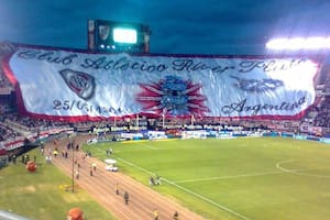 Banderas del fútbol nacional y la emoción de un padre al ver un "estreno" de su hijo en la cancha