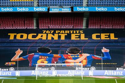 El telón que Barcelona desplegó en una de las cabeceras del Camp Nou para saludar el récord compartido entre Xavi y Messi