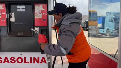 El tema clave es la cuestión del desabastecimiento de combustible. El año pasado el Estado boliviano tuvo que pagar 3349 millones de dólares para comprar el 90% del diésel y el 56% de la gasolina necesaria para cubrir la demanda.