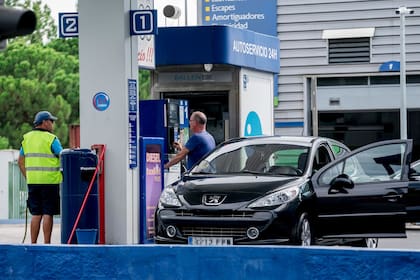 El temor a un cierre del estrecho de Ormuz hizo subir el precio del petróleo Brent hasta un 5,7%, lo que anticipa un posible aumento en los precios de la gasolina a nivel global