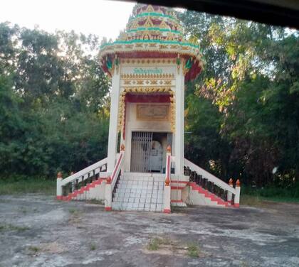 El templo budista Wat Pa Khao Krachiao, a un kilómetro del hallazgo