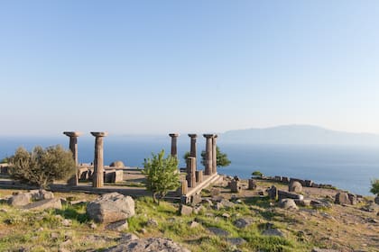 El templo de Atenea de estilo dórico en Assos. Puede verse enfrente la isla de Lesbos (Grecia).