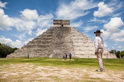 El templo de Kukulkán o la pirámide de Chichen Itzá, una excursión imprescindible que asoma a una de las huellas del imperio maya. 