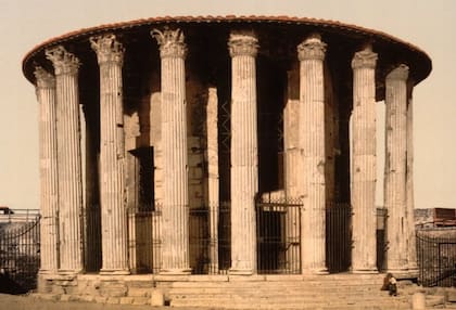 El templo de Vesta original es uno de los más antiguos de Roma (Italia) y se ubica en el Foro Romano cerca de la Regia y la Casa de las Vestales, con la que forma un complejo religioso llamado Atrium Vestae.
