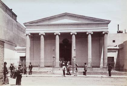 El templo escocés de San Andres está sobre la calle Piedras.