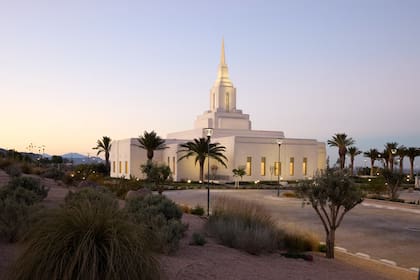 El templo mormón iluminado en la zona de El Challao