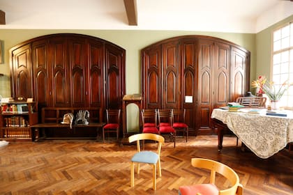 El templo que esconde un pequeño barco en su interior en pleno corazón de San Telmo