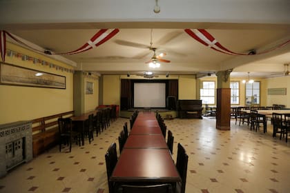 El templo que esconde un pequeño barco en su interior en pleno corazón de San Telmo