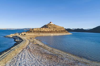 El templo se asienta sobre una lengua de tierra en un lago