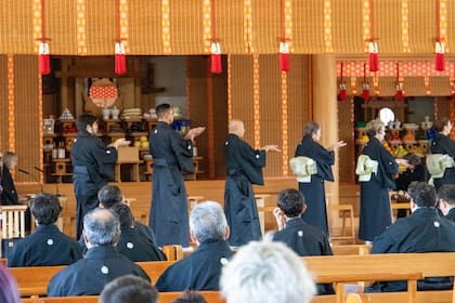 El Templo se divide en dos partes: el Shinden (altar) y el Sanpaijoo (lugar donde se hace sanpai, o saludo a Dios). Tres altares presiden el lugar. “Uno está dedicado a Dios, otro a la fundadora y el de la izquierda, más pequeño, a los antepasados. Todos los días ofrendamos comida, verduras y frutas en las ceremonias"