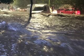 Tucumán: un intenso temporal anegó calles y el hospital de niños