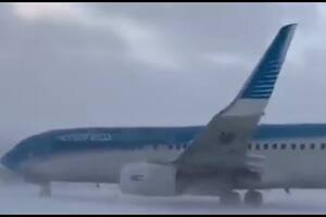 Cientos de pasajeros afectados y vuelos cancelados por una intensa nevada en Ushuaia