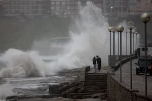 Más de 170 buques extranjeros buscan refugio por el ciclón extratropical con vientos huracanados que golpea a la costa argentina