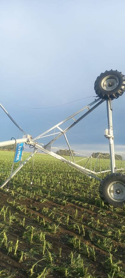 El temporal destruyo dio vuelta un equipo de riego