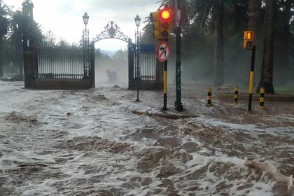 El temporal duró una hora y provocó daños en vehículos