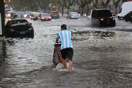 El temporal provocó que algunas calles queden anegadas en la Ciudad. Libertador y Carlos Pellegrini