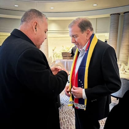 El Teniente Coronel de Aviación Militar Beltrán junto a Edmundo González Urrutia en Washington DC