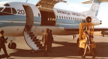 El teniente de navío Guillermo Rubino se dirige al Fokker FK28 (0741/5-T-20) luego de aterrizar en el aeropuerto de las Islas Malvinas y emprender el regreso al continente durante el mes de abril de 1982. (Claudio Meunier).