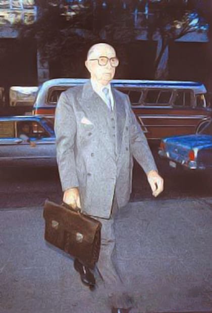 El teniente general Benjamín Rattenbach llegó a presidir la CEARCAS por que era el general más antiguo y por su intachable carrera militar